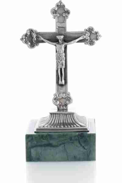 Crucifijo pequeño.  Plata