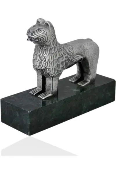 León de la Alhambra. Metal plateado