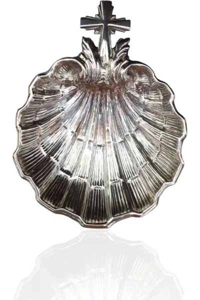 Concha de bautismo repujada con cruz. Plata