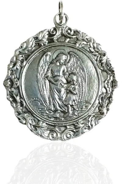 Medalla de cuna en plata de ley con ángel de la guarda pequeña. Plata