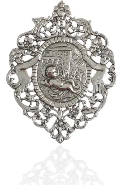 Medalla de cuna en plata de ley con niño Jesús en el pesebre.