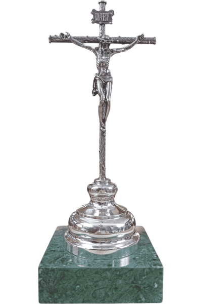 crucifijo en plata de ley.