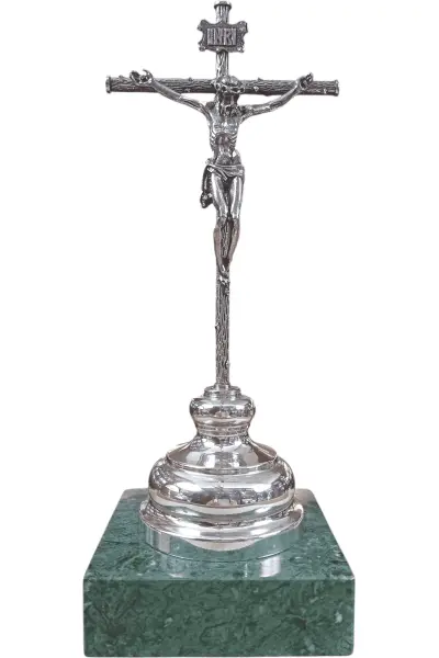 crucifijo en plata de ley.