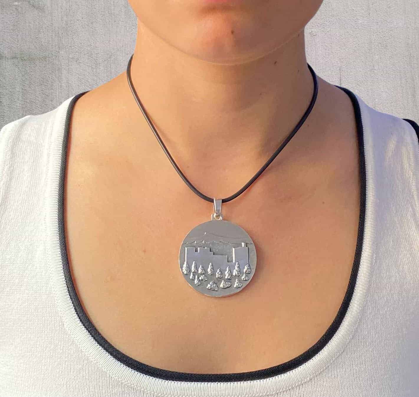 colgante redondo con alhambra