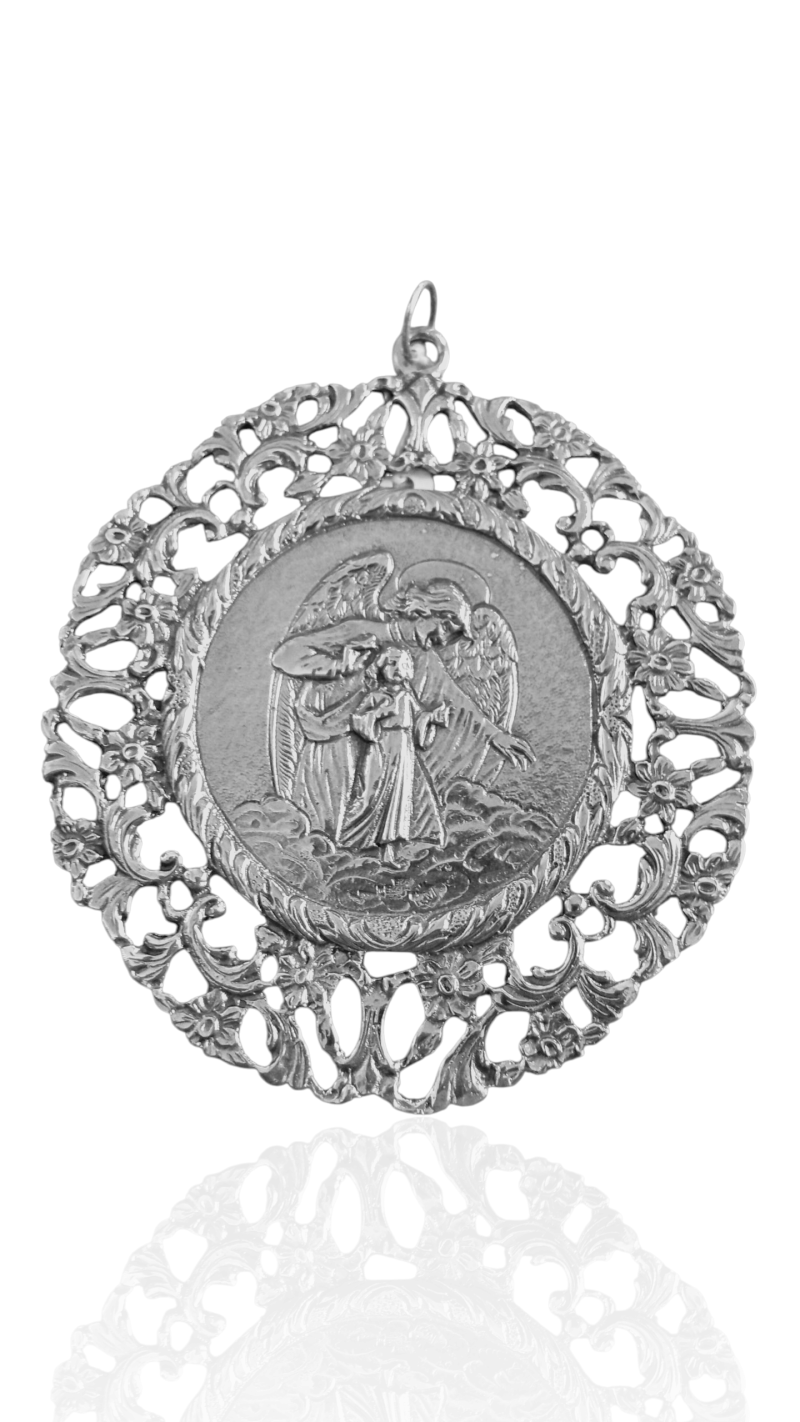 Medalla de cuna en plata de ley con  ángel de la guarda y niño Jesús.