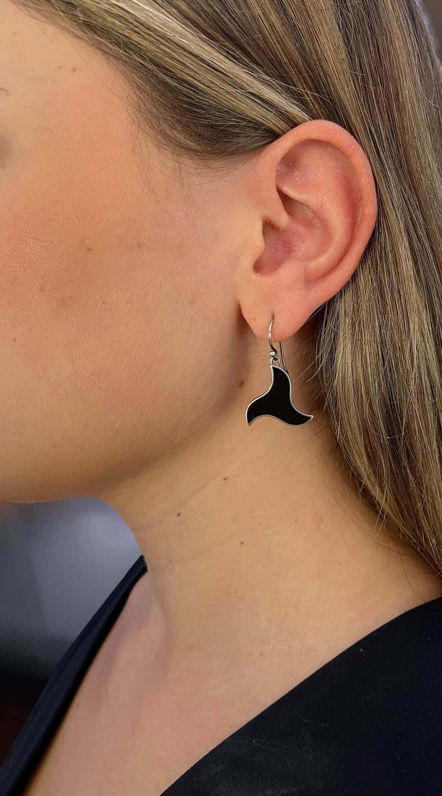 pendientes en plata de ley y esmalte a fuego .