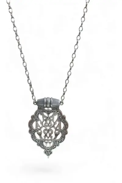 Gargantilla aldaba en plata.