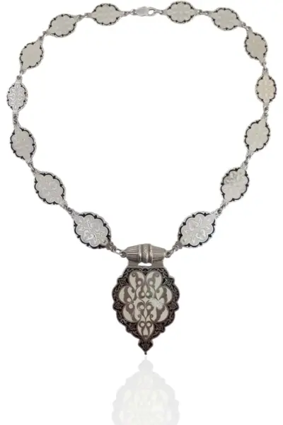 Gargantilla aldaba completa.