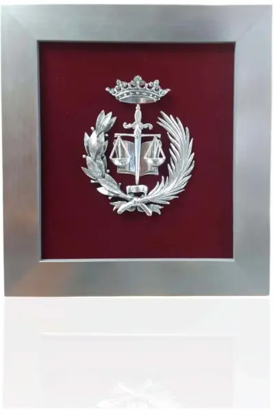 Escudo de Derecho . Plateado