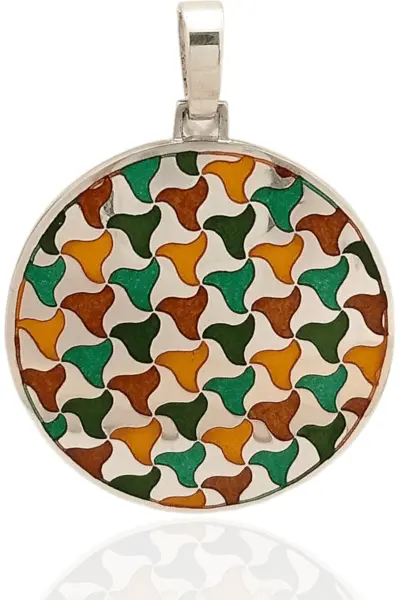 Colgante en plata de ley y esmalte a fuego.