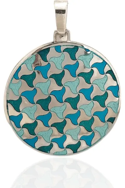 Colgante en plata de ley y esmalte a fuego.