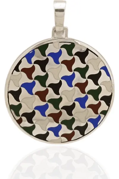 Colgante en plata de ley y esmalte a fuego.