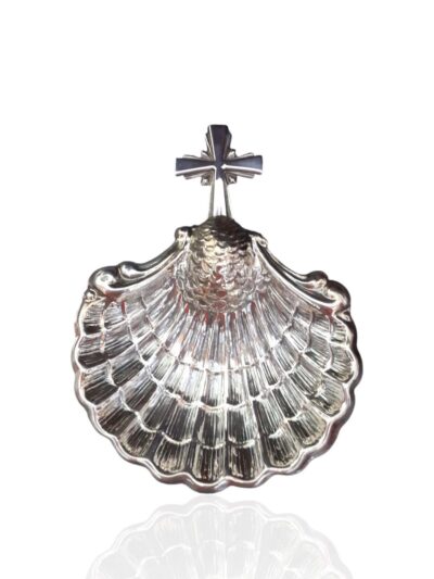 Concha de bautismo con cruz.Plata