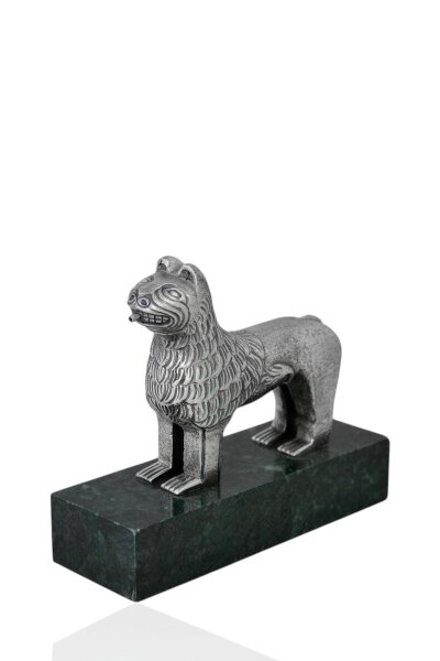 León de la Alhambra. Metal plateado