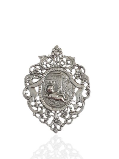 Medalla de cuna en plata de ley con niño Jesús en el pesebre.