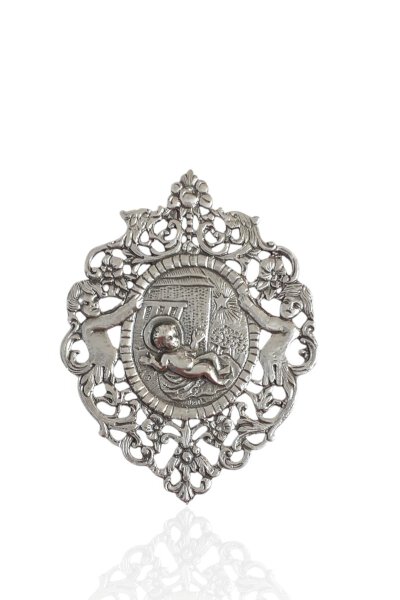 Medalla de cuna en plata de ley con niño Jesús en el pesebre.