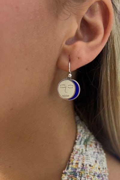 1. Pendiente de plata con diseño de luna y cara sonriente, elaborado a mano por Rafael Moreno en Granada desde 1948.