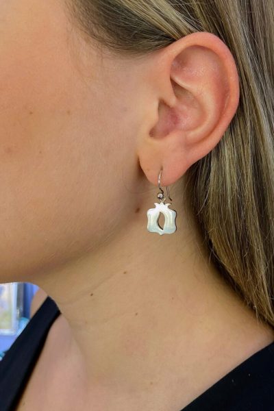 Arete de plata artesanal Rafael Moreno diseñado en Granada, estilo distintivo y elegante.