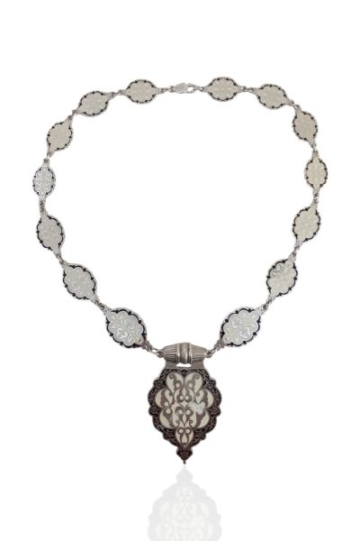 Gargantilla aldaba completa.