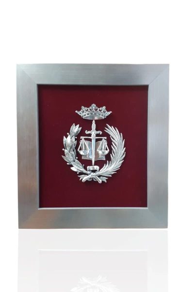 Escudo de Derecho . Plateado