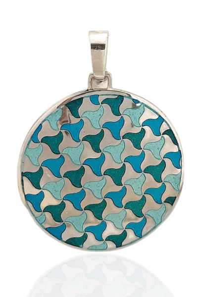 Colgante en plata de ley y esmalte a fuego.