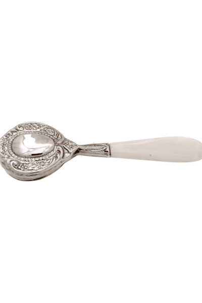 Sonajero de plata y hueso