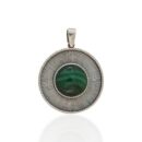 Colgante redondo con piedra malaquita. Plata de ley