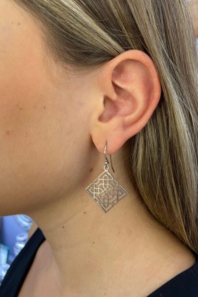 Pendientes celosía en plata de ley colgando de la oreja. joyeria-plata-granada
