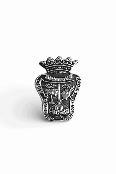 Pin Colegio de Abogados: escudo heráldico con corona, diseño detallado. joyeria-plata-granada