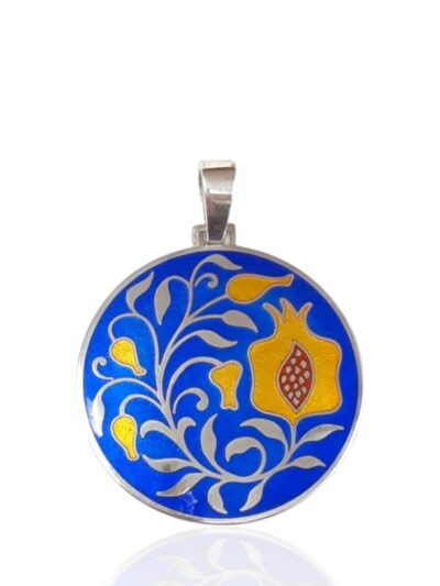 colgante esmalte redondo granada con hojas sobre fondo azul joyeria-plata-granada