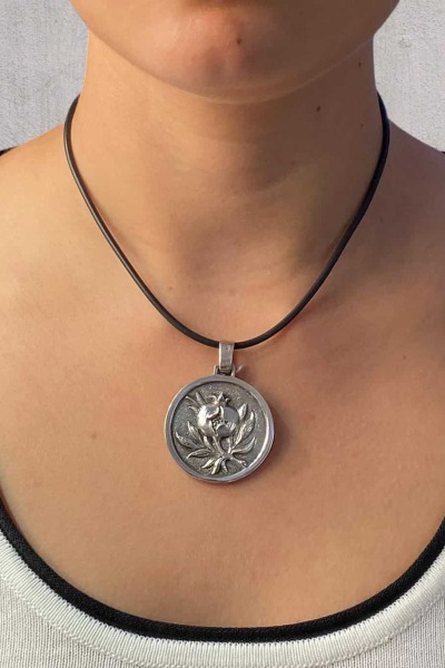 colgante granada con hojas