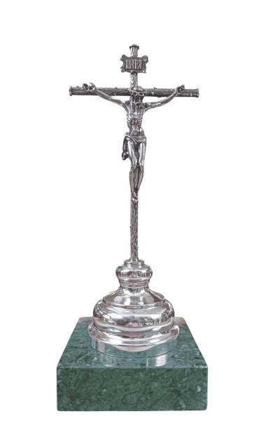 Crucifijo en plata de ley.